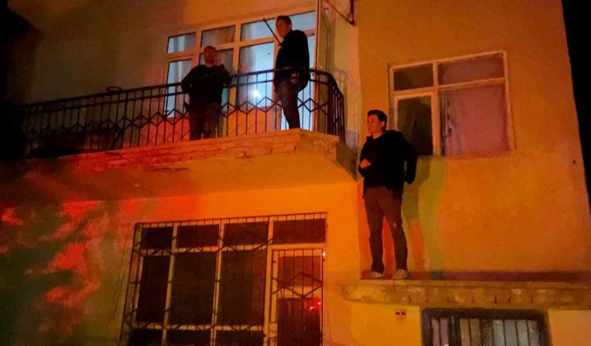 2. katta suçüstü yakalanan azılı hırsız, polis ekibiyle evde mahsur kaldı