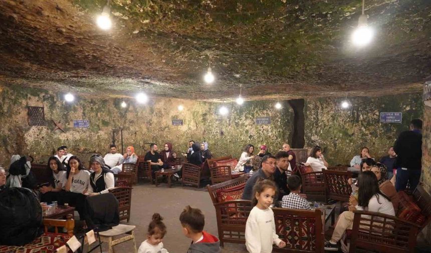 Bayram tatilinde Gaziantep’in tarihi Kaleoğlu Mağarası’na yoğun ilgi