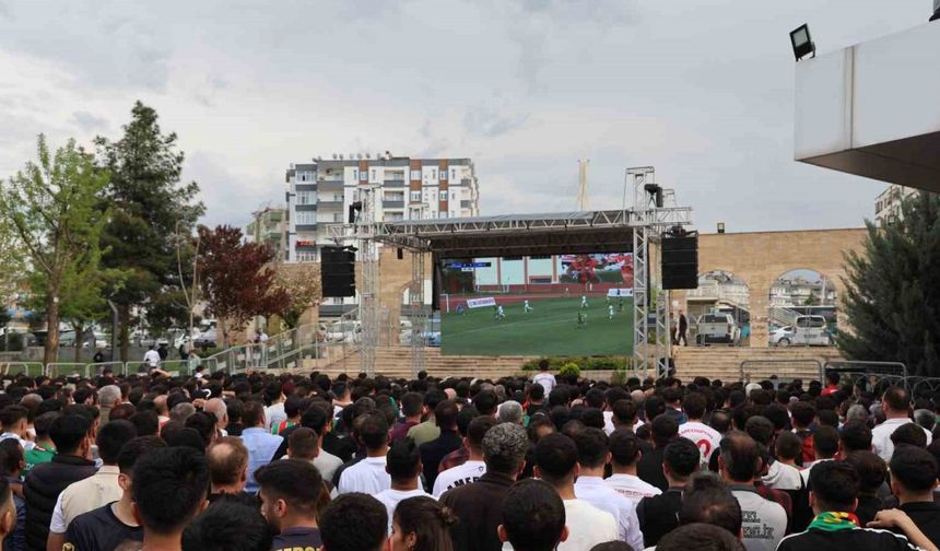 Diyarbakır’da binlerce taraftar dev ekranda maç keyfi yaptı