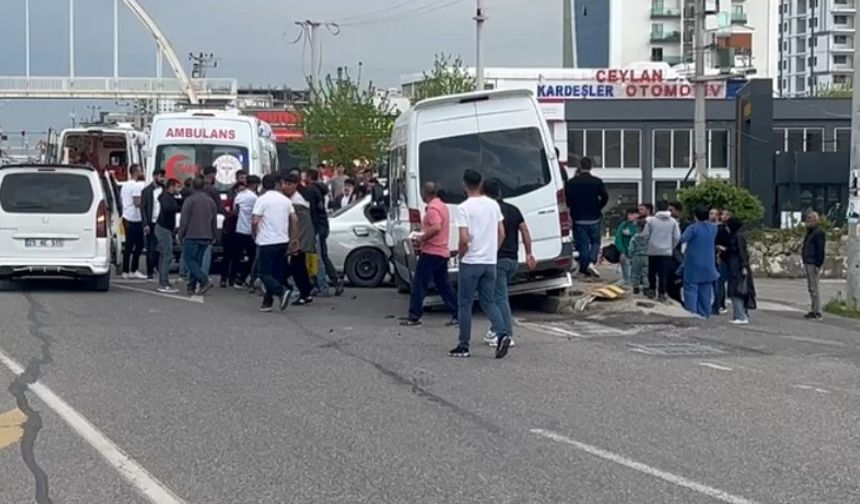 Diyarbakır’da minibüs ile otomobil çarpıştı: 3 yaralı