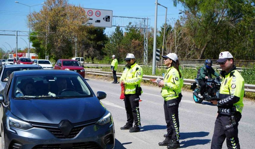 Edirne’de trafik polisleri sürücülerin bayramını kutladı