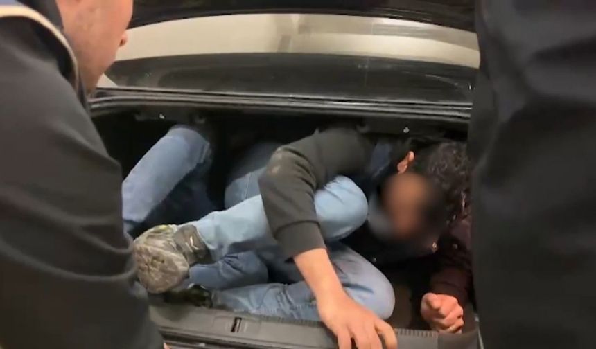 Kaçak göçmenler otomobilin bagajında yakalandı