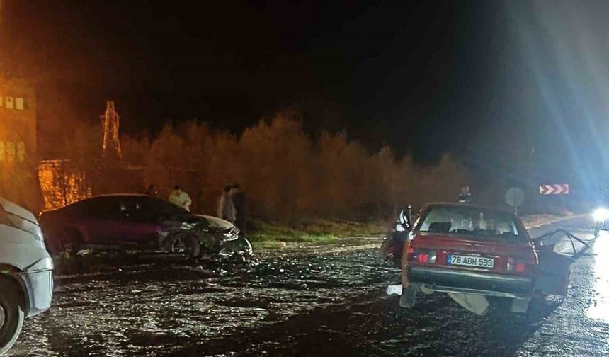 Karabük’te 2 otomobil çarpıştı: 3 yaralı