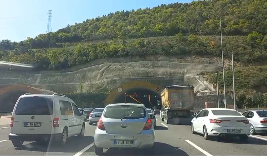 Kuzey Marmara Otoyolu’nda meydana gelen kaza trafiği felç etti