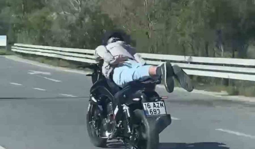Motosikleti yatarak kullanan sürücüye ceza kesildi