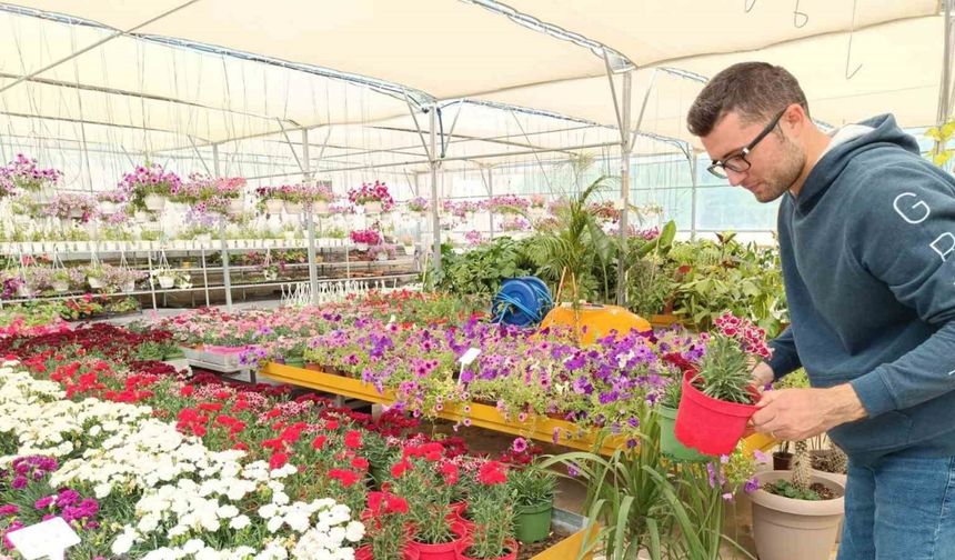Otizimli çocuklar 200 farklı türde çiçek yetiştiriyor