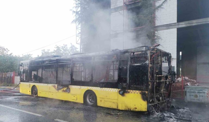 Sultanbeyli’de seyir halindeki İETT otobüsü alev alev yandı