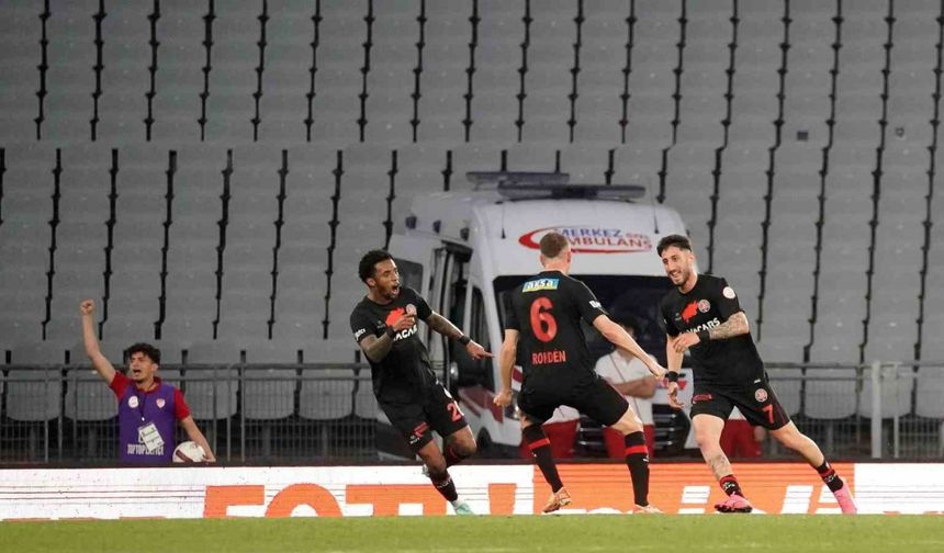 Trendyol Süper Lig: Fatih Karagümrük: 1 - Fenerbahçe: 0 (İlk yarı)