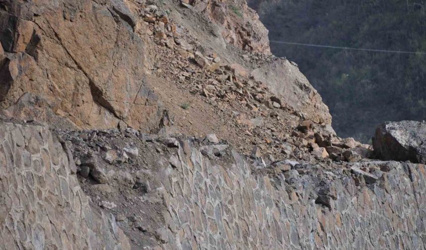 Tunceli-Pülümür-Erzincan karayolu, kaya düşmesi ve heyelan tehlikesi nedeniyle ciddi risk oluşturuyor