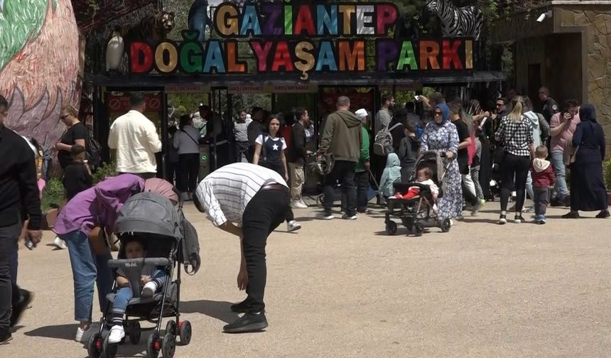 Vatandaşlar bayramda Gaziantep Hayvanat Bahçesi’ne akın etti