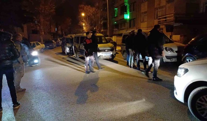 Aynı mahalledeki iki aracı kurşuna tuttular