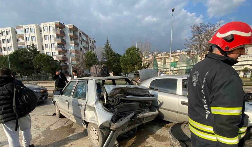5 aracın karıştığı zincirleme kazada 2 kişi yaralandı