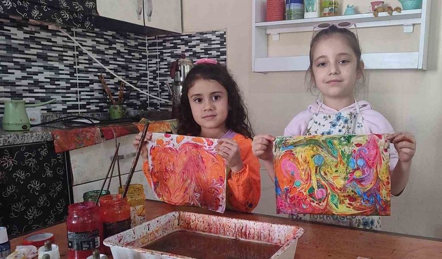 6 yaşında Ebru sanatına başladı