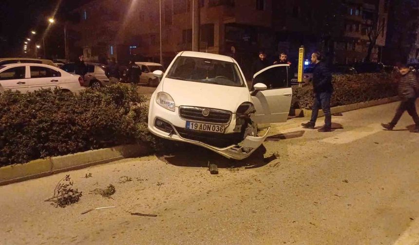 Alkollü sürücü otomobili ile orta refüje çıktı