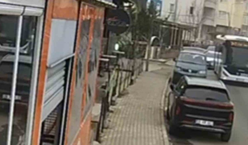 Tekirdağ’da otobüs park halindeki araca çarpıp kaçtı: Kaza anı kamerada