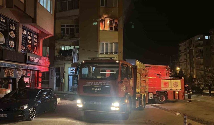 Ağzındaki sigarayla uyuyakalınca evi alev aldı