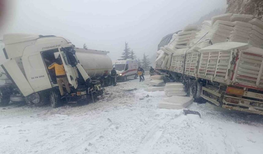 Antalya’da tır ile tanker çarpıştı: 1 yaralı