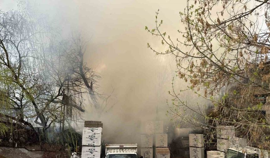 Başkentte hurda kağıt istiflenen metruk bina alev alev yandı