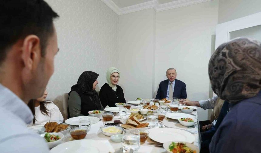 Cumhurbaşkanı Erdoğan ve eşi Emine Erdoğan, iftarda Fidan ailesini ziyaret etti