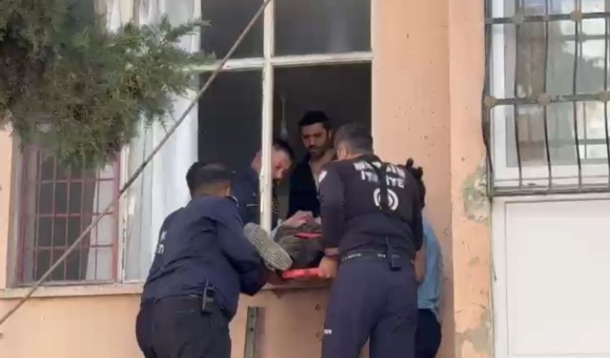 Damdan sarkarak evine girmeye çalıştı, sonu kötü bitti