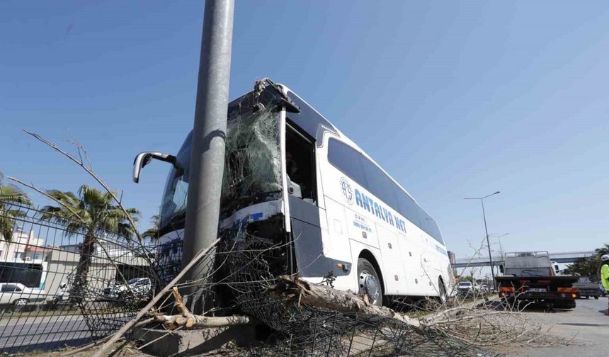 Direksiyonu kilitlenen yolcu otobüsü direğe çaptı: 1 yaralı