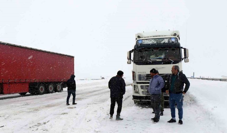 Erzincan- Kelkit yolunda ağır tonajlı araç geçişine izin verilmiyor
