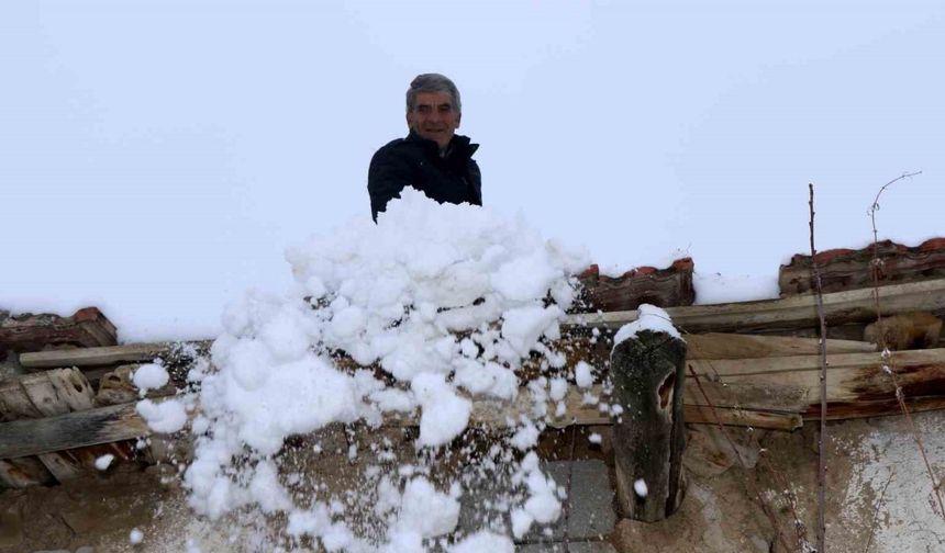 Erzincan’ın Refahiye ilçesinde kar yağışı etkili oldu