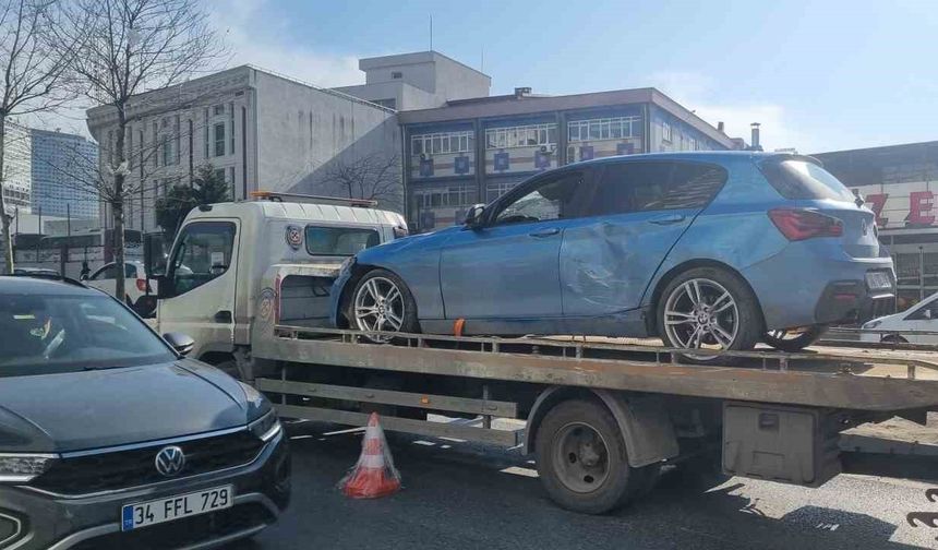 Esenyurt’ta refüje çarpan araç ters döndü: Sürücü yara almadan kurtuldu