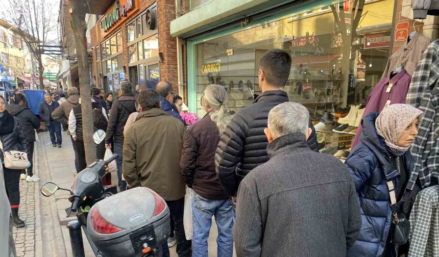 Fırınların önünde metrelerce pide kuyruğu oluştu