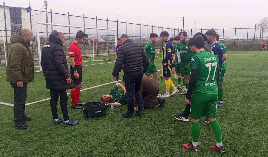 Futbol maçında rakip oyuncu ile çarpışan futbolcu nefessiz kaldı