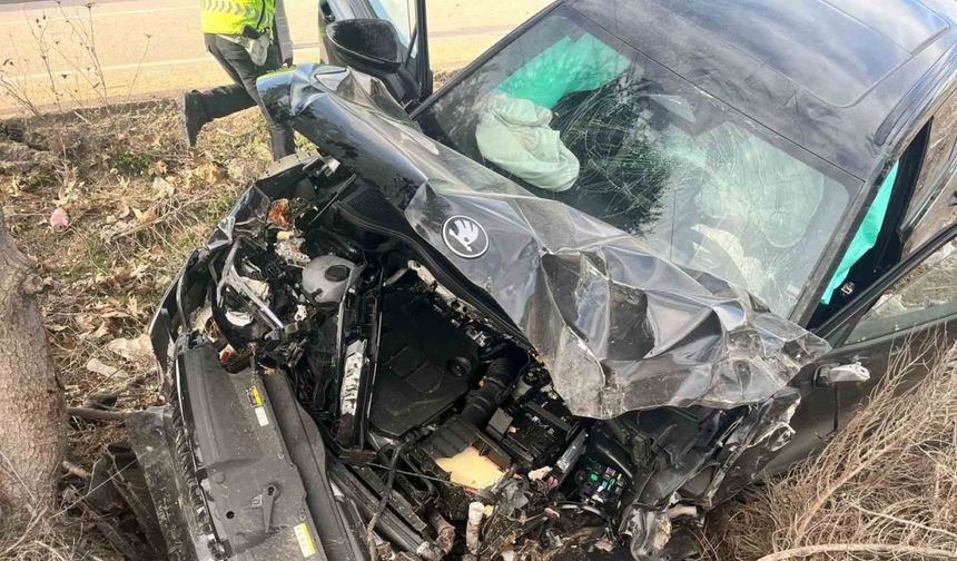 Isparta’da otomobil ağaca çarptı, ilçe belediye başkanı ve ailesi yaralandı
