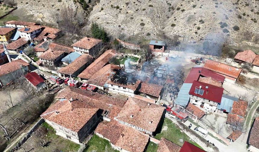 Kastamonu’da çıkan yangında 2 ev, 1 araç yandı