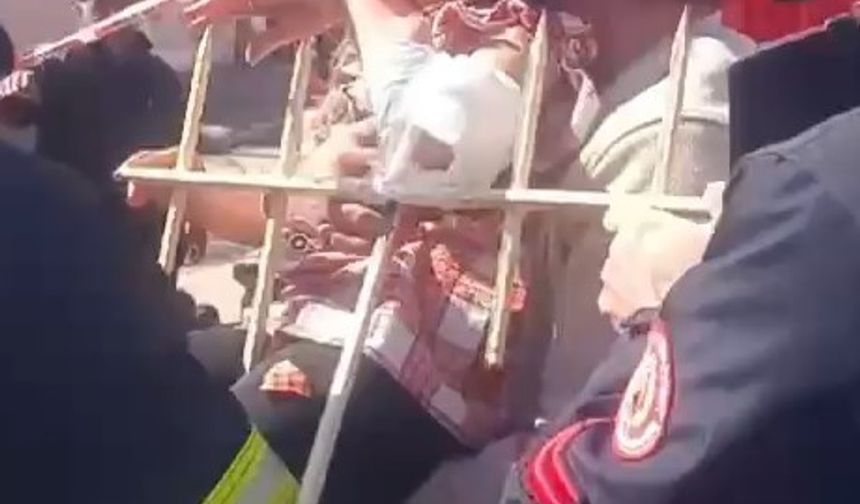 Kolu korkuluğa saplanan 7 yaşındaki çocuk yaralandı