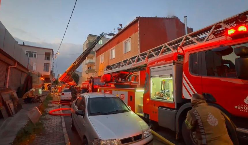 Küçükçekmece’de iftar vaktinde korkutan çatı yangını