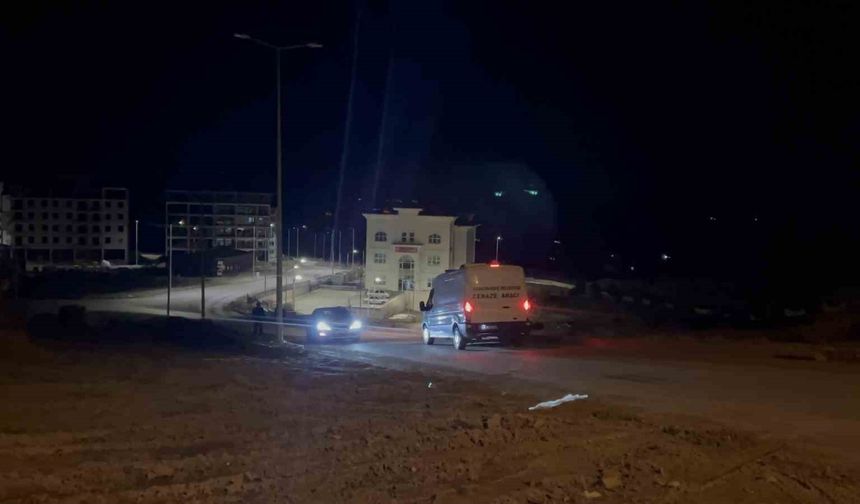 Ölü bulunan öğretmenin cenazesi Adli Tıp Kurumuna kaldırıldı