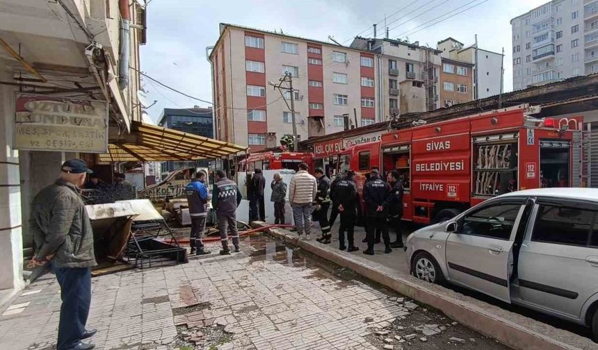 Sivas’ta bir iş yerinde çıkan yangın paniğe neden oldu