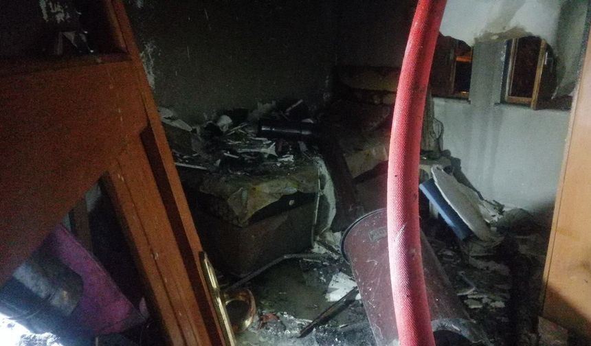 Sobadan çıkan yangın evin bir kısmını küle çevirdi