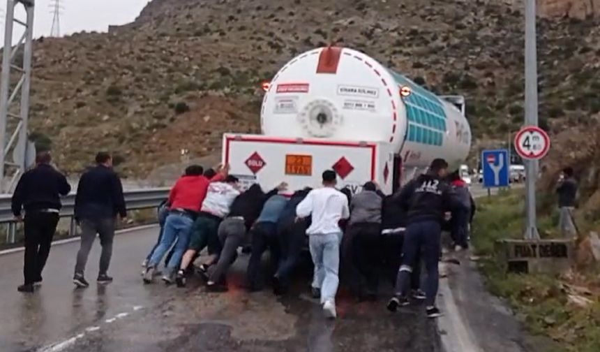 Yolu kapatan tankeri vatandaşlar elbirliğiyle iterek çekti