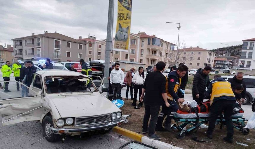 Erzincan’da trafik kazası: 3 yaralı
