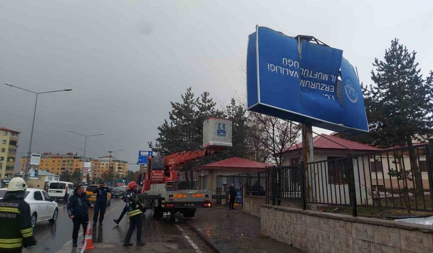 Erzurum’da Şiddetli Fırtına Çatıları Uçurdu