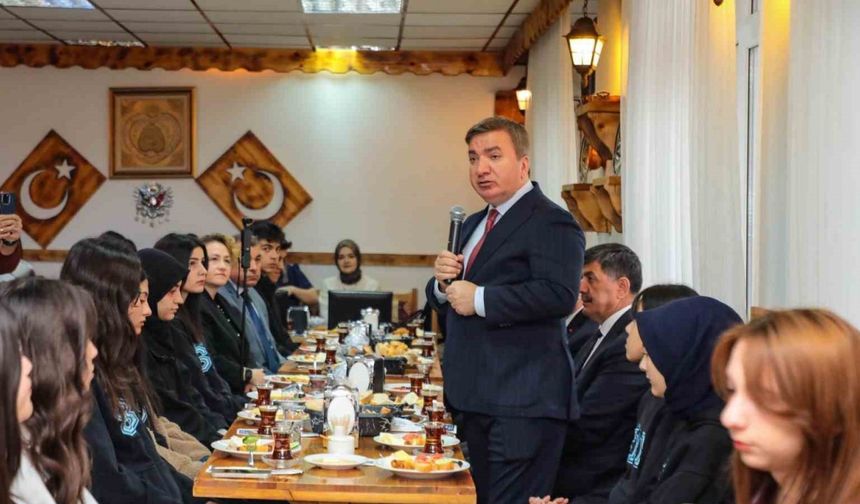 Vali Aydoğdu PISA sınavı öncesi öğrencilerle bir araya geldi