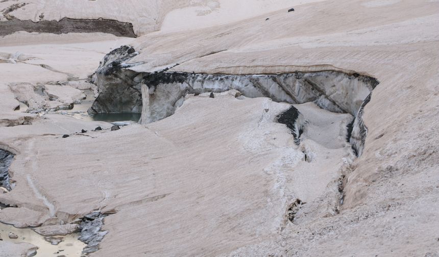 Hakkari'nin 20 bin yıllık buzullarına ilgi arttı; doğaseverler erimeye dikkat çekti
