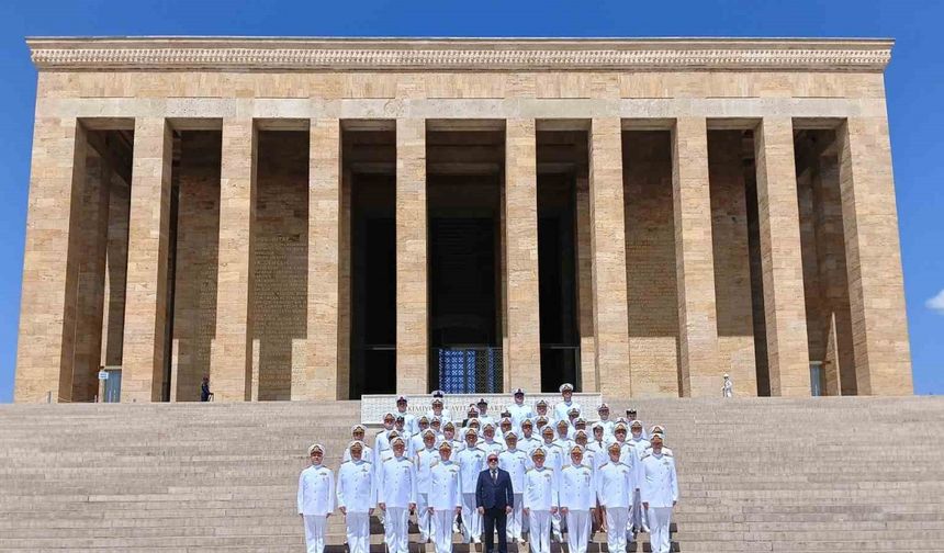 Sahil Güvenlik Komutanlığı, kuruluşunun 43. yıl dönümü dolayısıyla Anıtkabir’i ziyaret etti