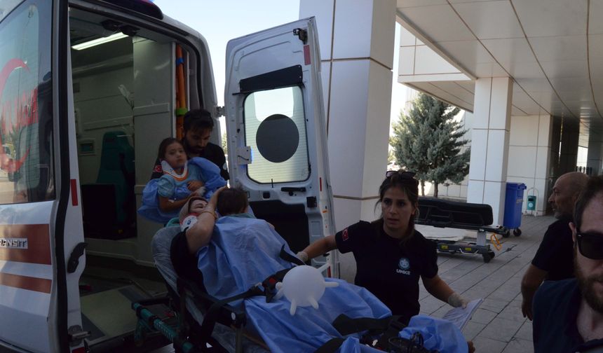 3 araç kavşakta çarpıştı; 2'si çocuk 5 yaralı