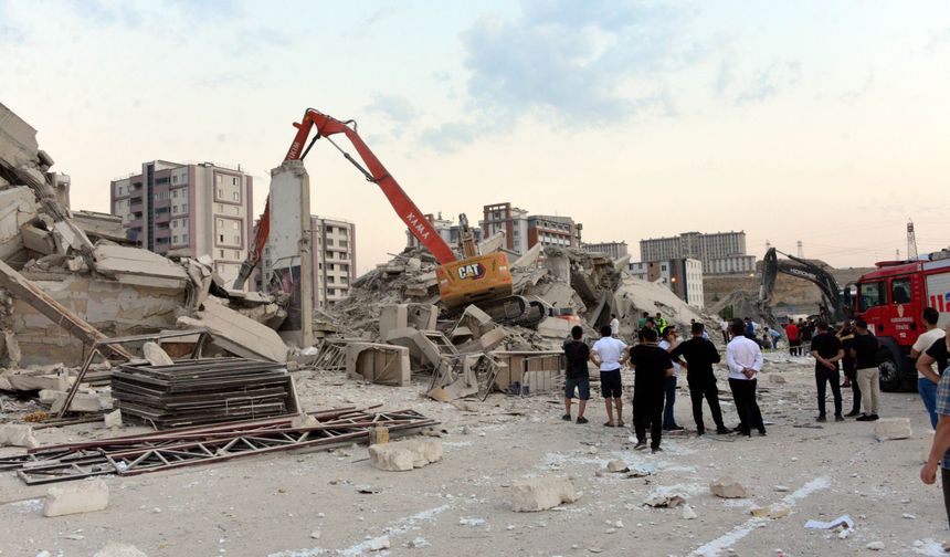 Ağır hasarlı bina yıkılırken çöktü, enkaz altında kalan operatör öldü