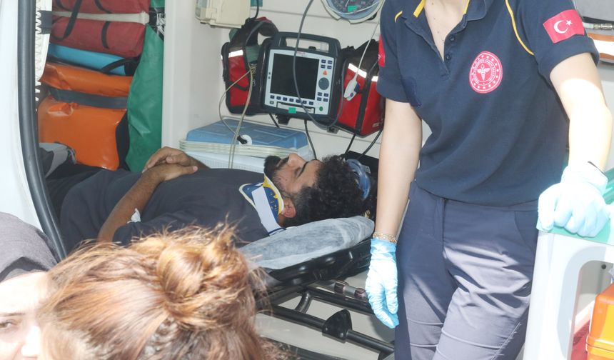 Hafif ticari aracıyla 3 otomobile ve sivil polis aracına çarptı; 2 polis yaralı