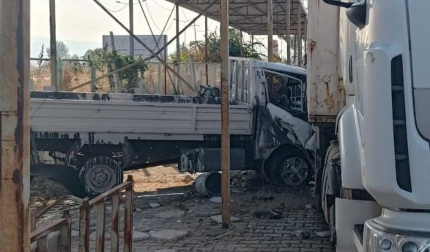 Lastiği patlayan kamyonet, fabrika bahçesindeki TIR'a çarptı; 2 yaralı