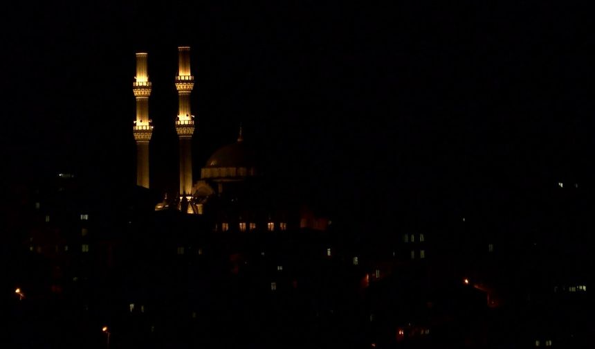 İstanbul'da dolunay seyirlik manzara oluşturdu