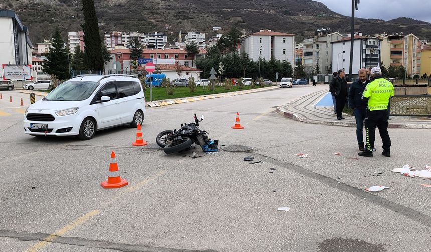 Otomobil ile motosiklet çarpıştı: 2 kişi ağır yaralandı