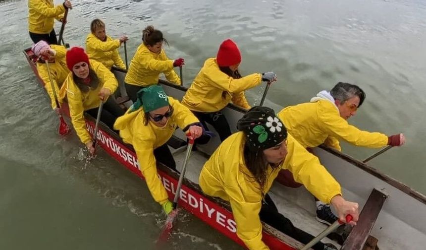 8 Mart'ta Karadeniz'in soğuk sularında kürek çektiler